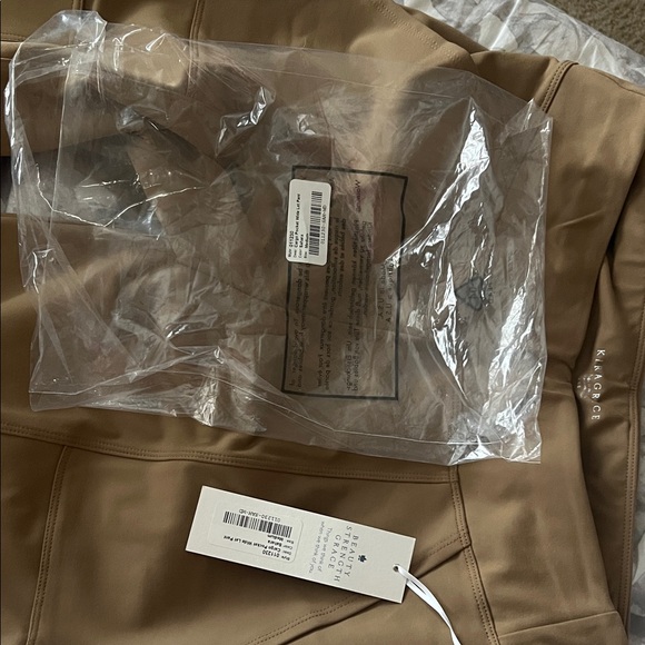 KiraGrace CARGO POCKET WIDE LEG PANT
BRITISH KHAKI size Medium New with tags - Picture 6 of 6